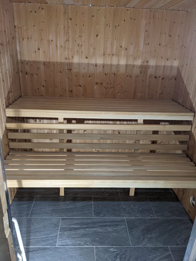 Sitzbänke in der Sauna - die Rückbank ist angebracht