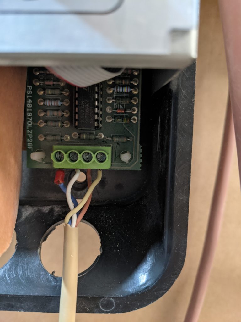 Sauna Elektroanschluss - viele Kabel müssen ordentlich geführt sein
