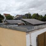 Flachdachgarage mit Balkonsolaranlage ausgestattet Balkonkraftwerk auf der Flachdachgarage