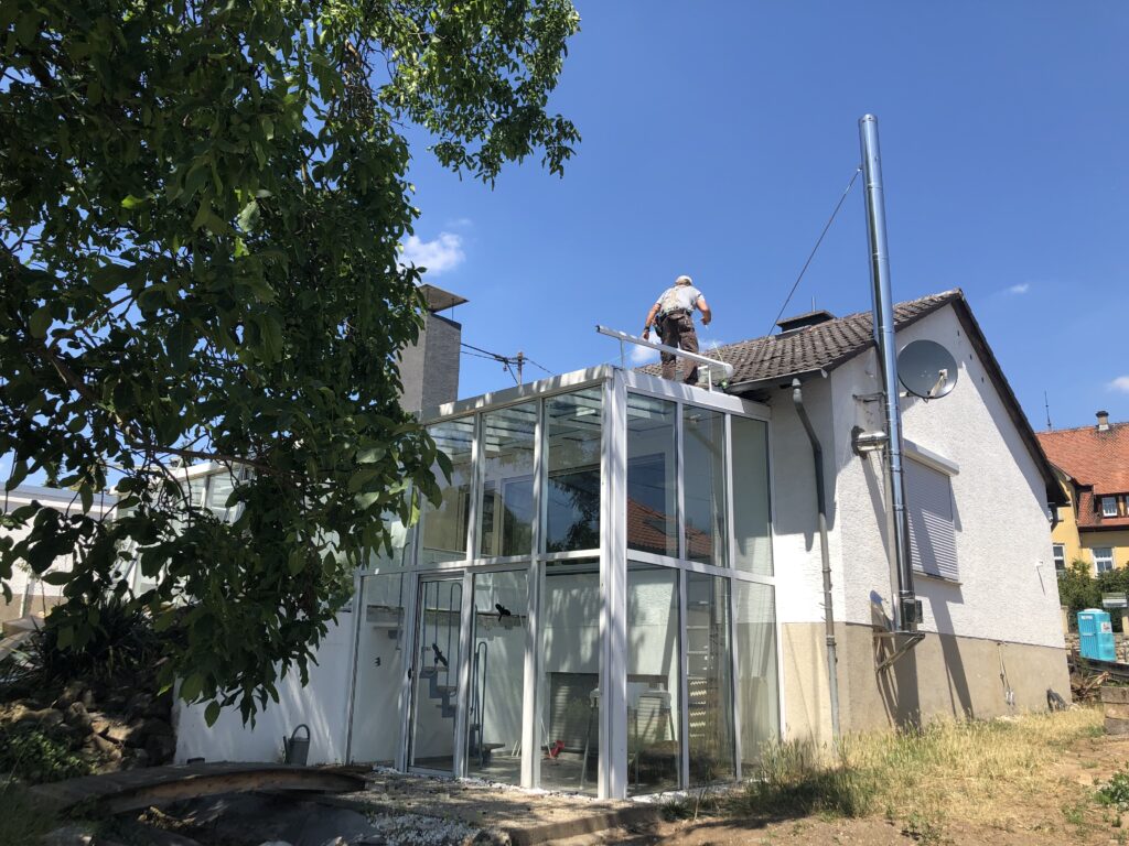 Kamin am alten Dach