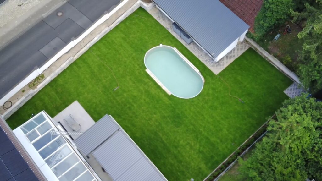 Poolansicht mit der Drohne