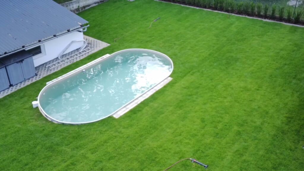 Drohnenansicht des Pools